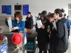 北京服裝學(xué)院師生走進(jìn)公司參觀實習(xí)